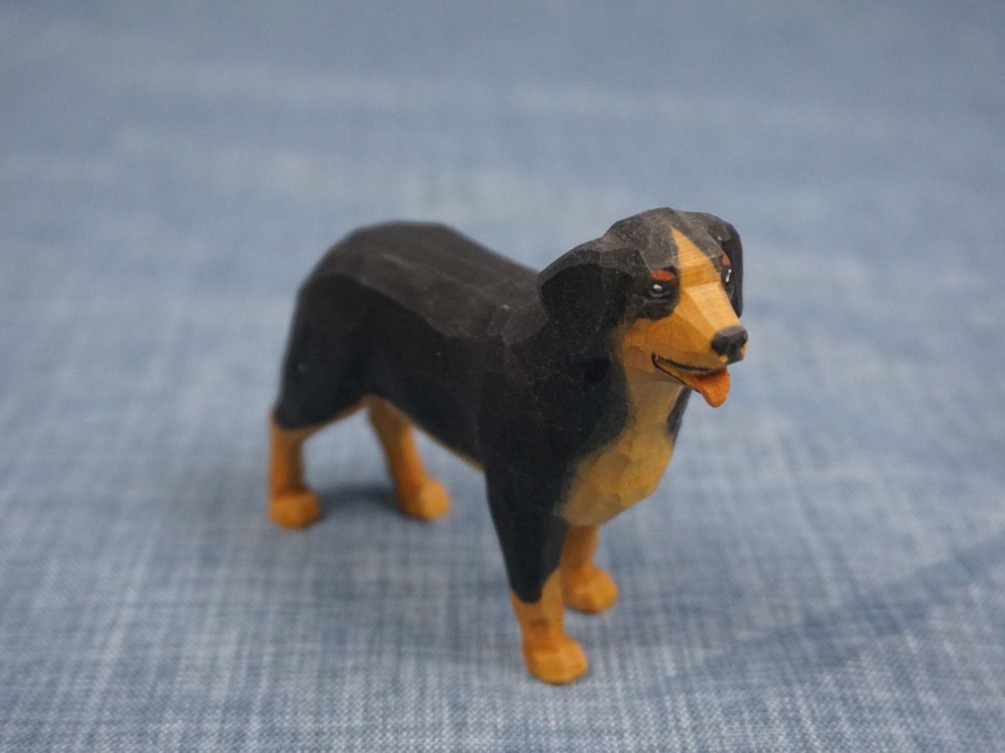 Figuren: Berner Sennenhund handgeschnitzt und bemalt – Neu (gemäss Beschreibung) aus Diessbach b. Büren von Crocharry