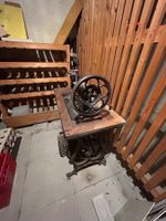 Antike Koch Nähmaschine mit Tisch und Fusspedal