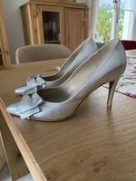 Schöne festliche Pumps von Varese  mit Täschchen in silber