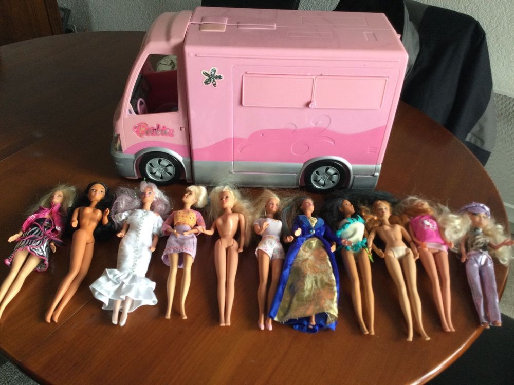 Lot De Poupées Barbie Avec Habits Et Accessoires - Occasion