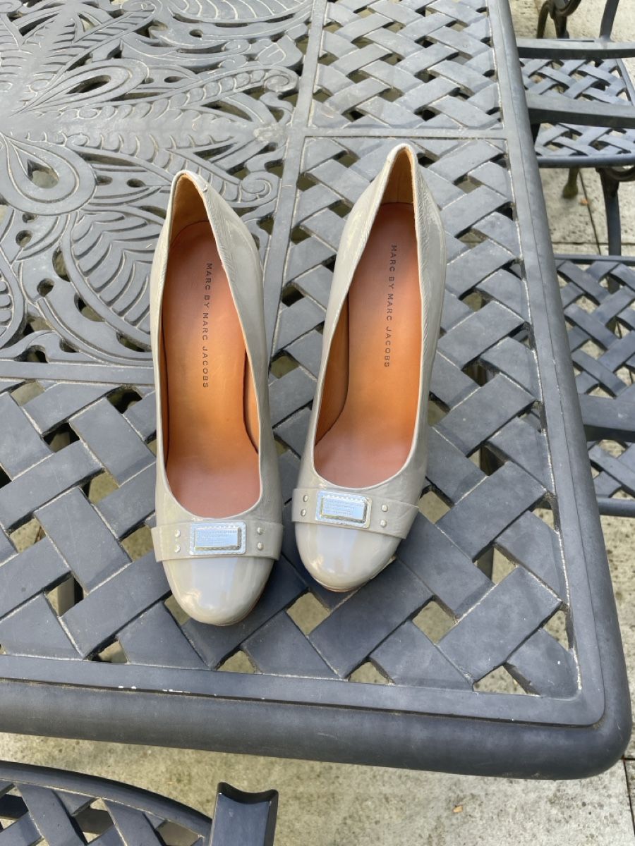 Marc Jacobs Scarpe da donna: Marc Jacobs Schuhe grau Lack gr 39 – Nuovo (secondo la descrizione) da Zürich venduto da eddiekaterblau 1