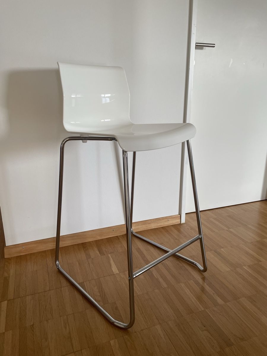 Ikea Chaises hautes: Barhocker Ikea weiss – D'occasion à St. Gallen par SidonieNaimi