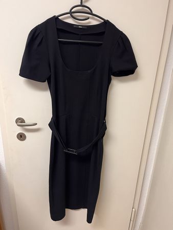 Schwarzes langes Business-Kleid von Boss Grösse S