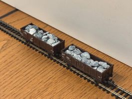 e1810: Zwei Güterwagen, beladen (Spur N)