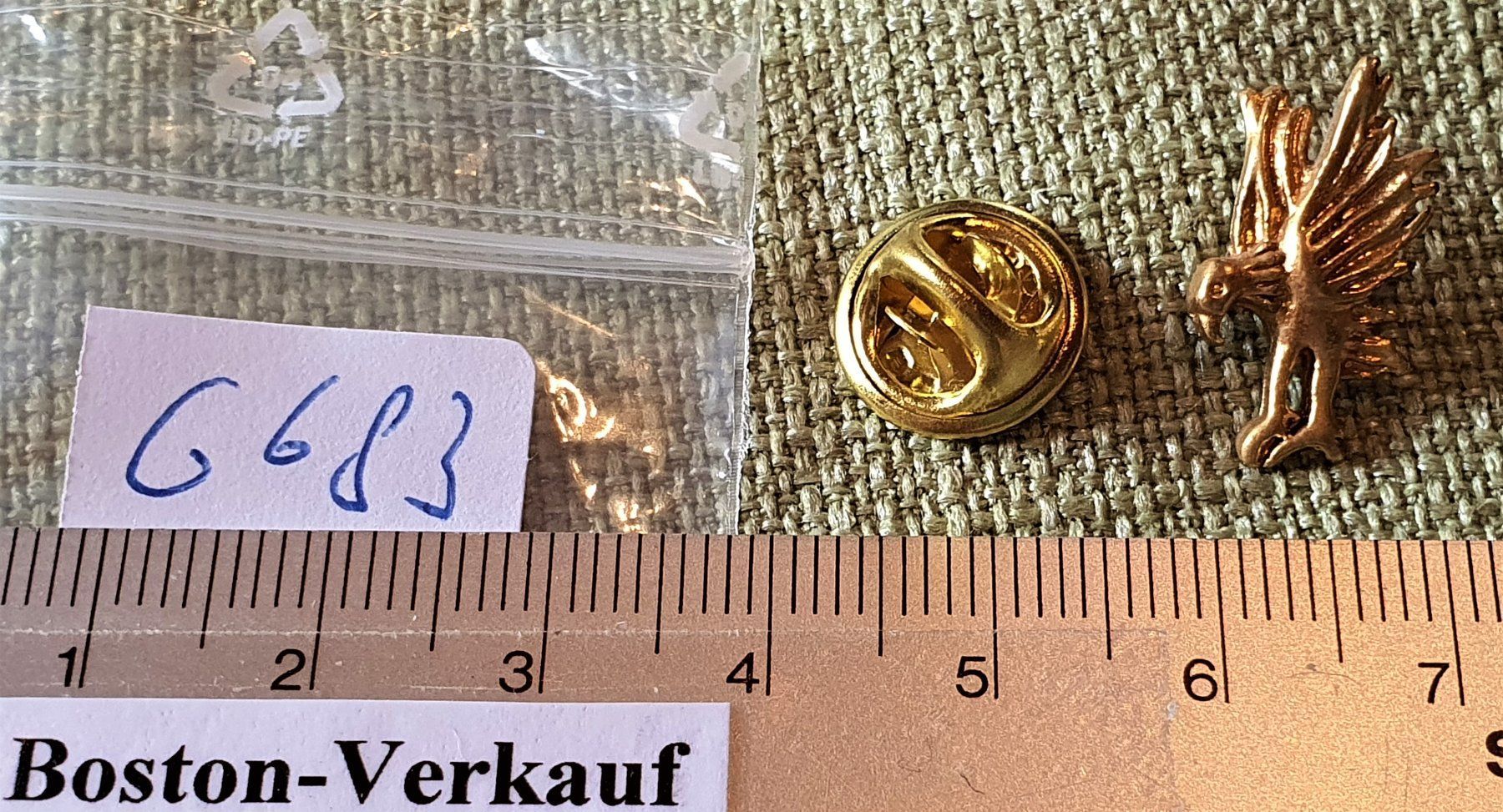 Placchette & Badge: G683 - Pin goldiger 3D Adler klein – Usato da Reinach BL venduto da Boston-Verkauf 1