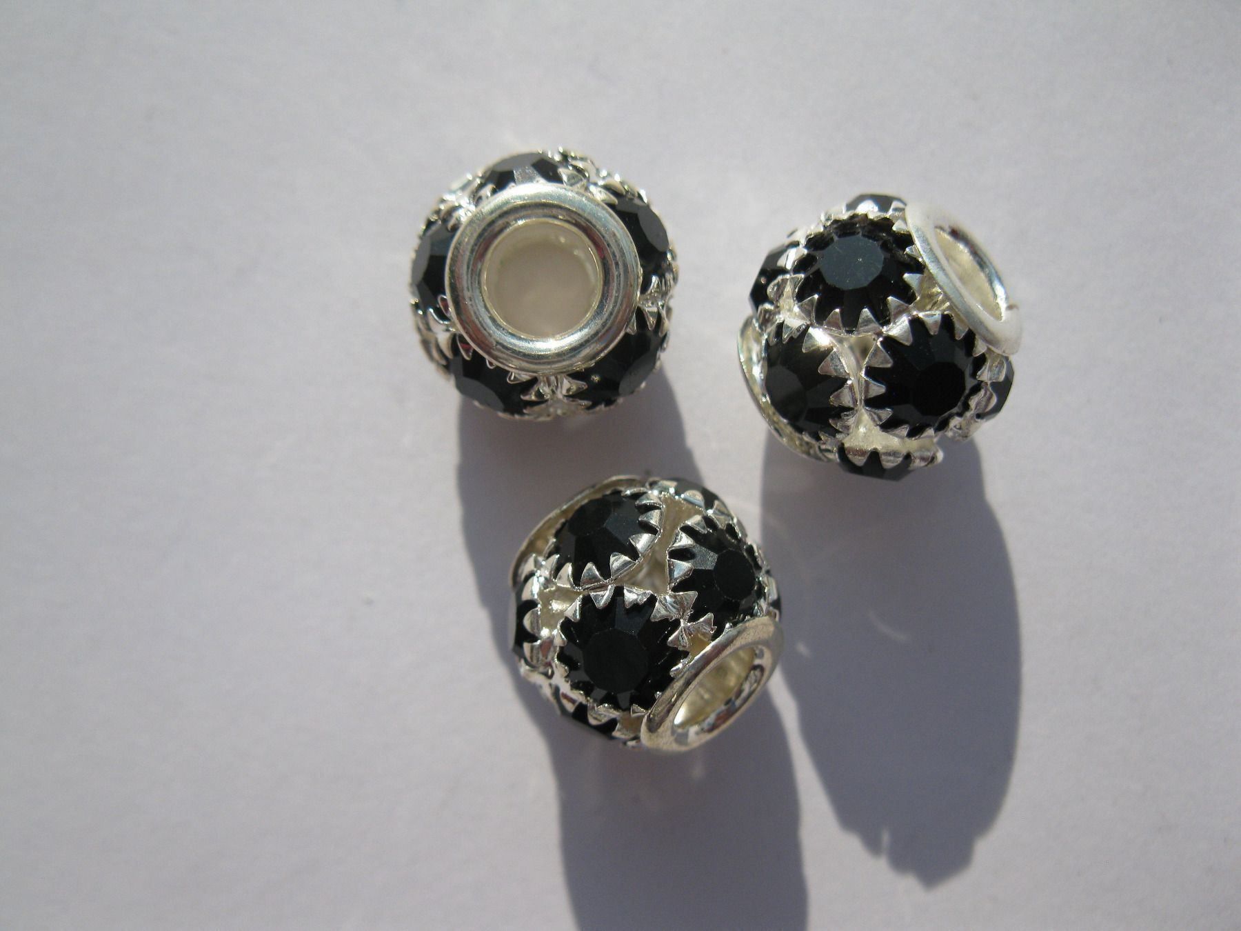 Perle (finte): 2 Grosslochperlen, Beads versilbert mit Strass schwarz – Nuovo e nell'imballaggio originale da St. Margarethen TG venduto da LuanaKa 1