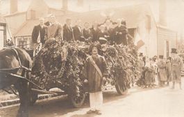 Frankreich Historischer Umzug mit Festwagen