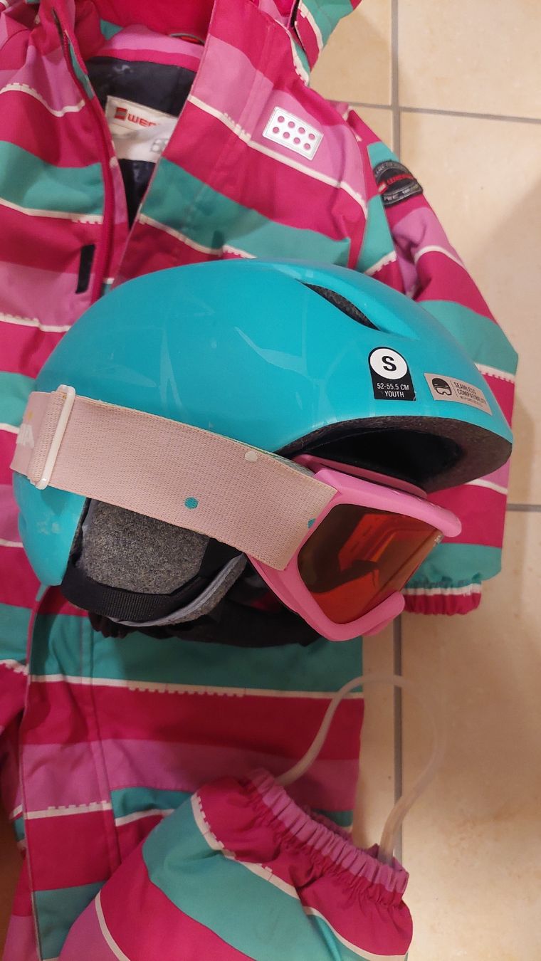Kleiderpakete & -sets: Mädchen Ski-Anzug und Helm – Gebraucht aus Volketswil von Anni88 1