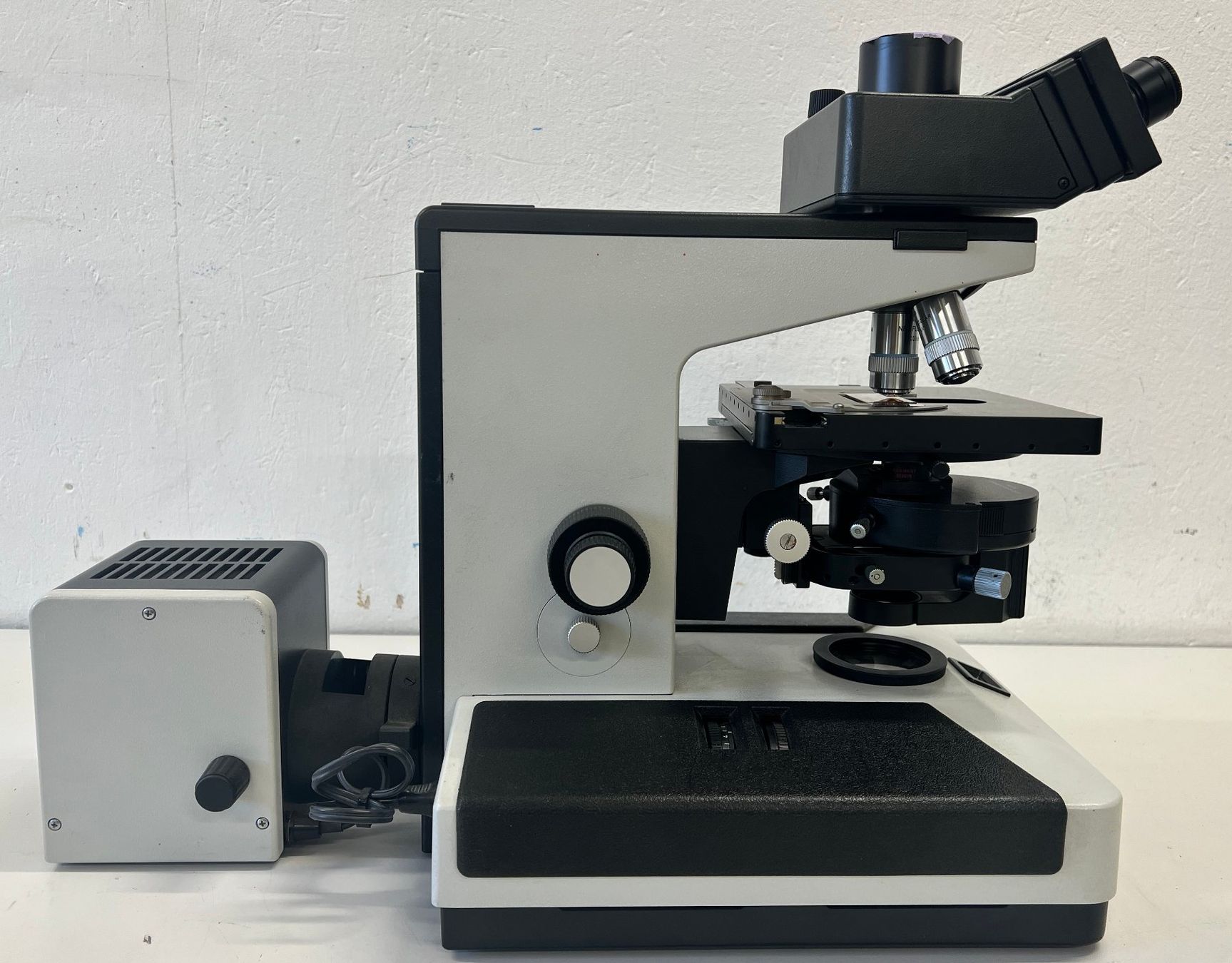 Accessori da laboratorio: Leitz Diaplan Binokularmikroskop mit Kameratubus. – Usato da Niederdorf venduto da LeptonAG_Labor 3