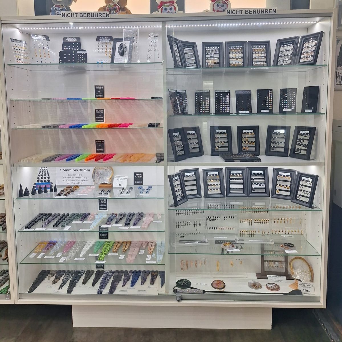 Vetrine: Schmuckvitrine gebraucht mit LED und Gläser – Usato da Strengelbach venduto da KW.