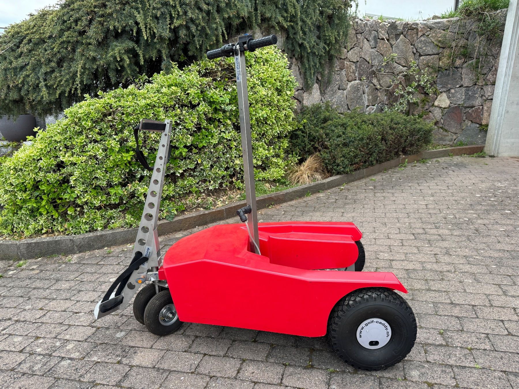 Veicoli elettrici: Golf Caddy - elektrisch, leicht, kompakt und rot – Usato da Waltenschwil venduto da Caddy26