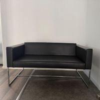 Elegantes 2-Sitzer Ledersofa schwarz mit Chromgestell