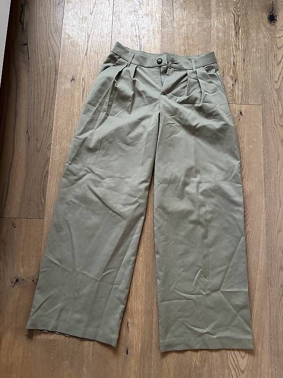Hosen: grüne Stoffhose – Gebraucht aus Chur von gio_6rlp