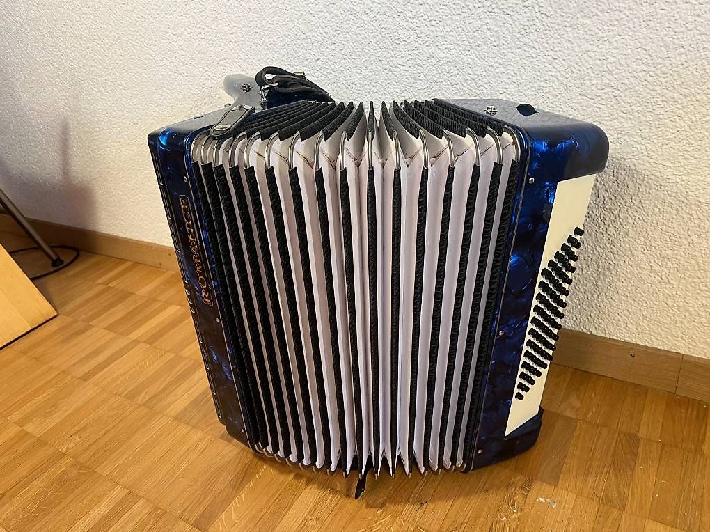 Musikinstrumente: Akkordeon Romance – Gebraucht aus Flims Waldhaus von Aufbauhaus 2