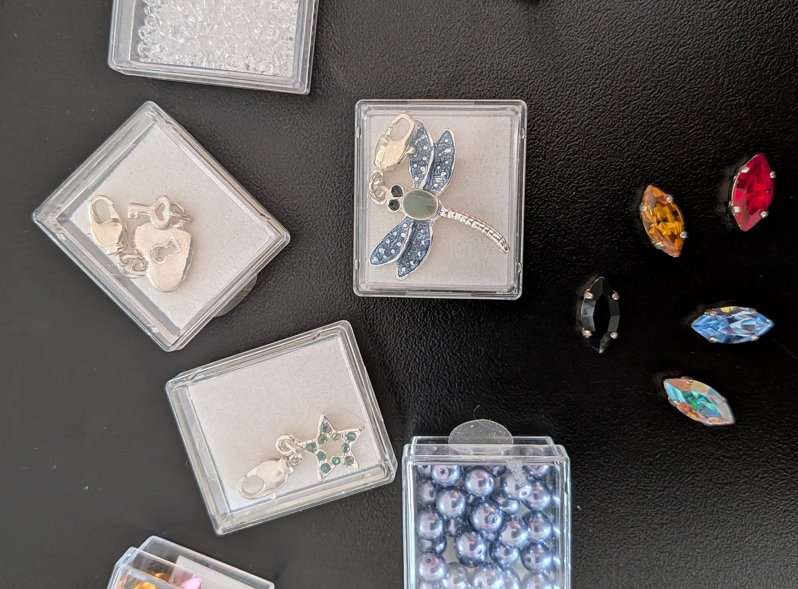 Perle (finte): Lot de perles avec boîte de rangement – Nuovo (secondo la descrizione) da Villariaz venduto da Mariejoconde 2