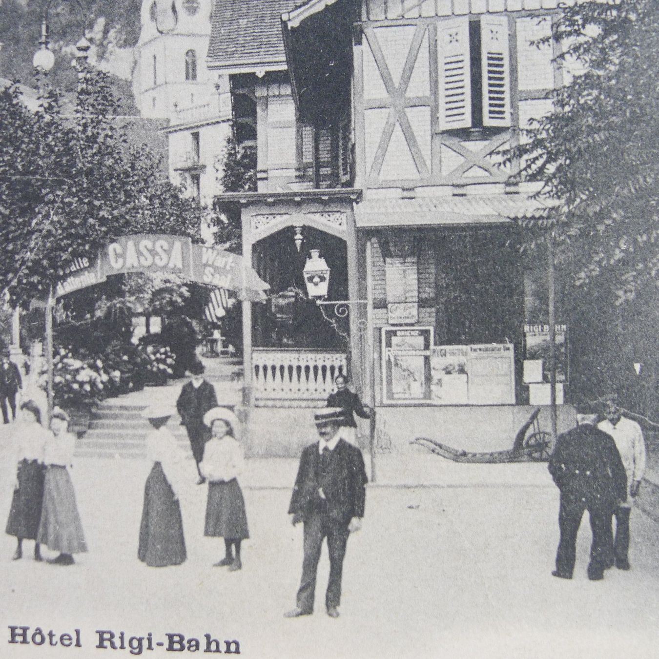 Cartoline postali: 1903, Vitznau HOTEL RIGI-BAHN, Ansichtskarte belebt – Usato da Ebikon venduto da SilvioFreund 1