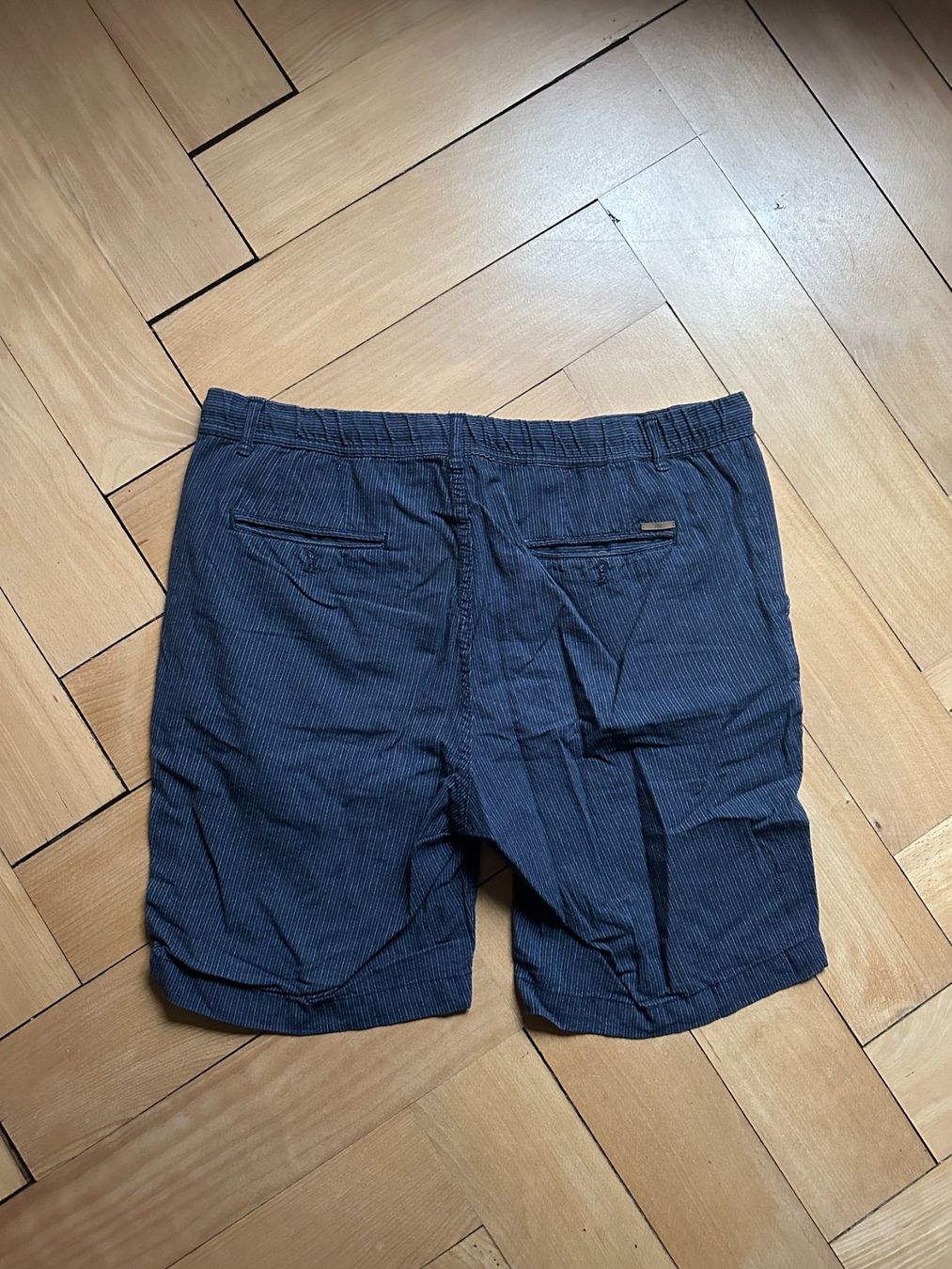 Zara Pantaloni: ZARA - Shorts dunkelblau gestreift L – Usato da Zürich venduto da Diazaio 1
