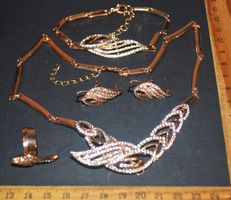 Schmuckset 050 –Halskette, Ring, Armreif & Ohrstecker Strass