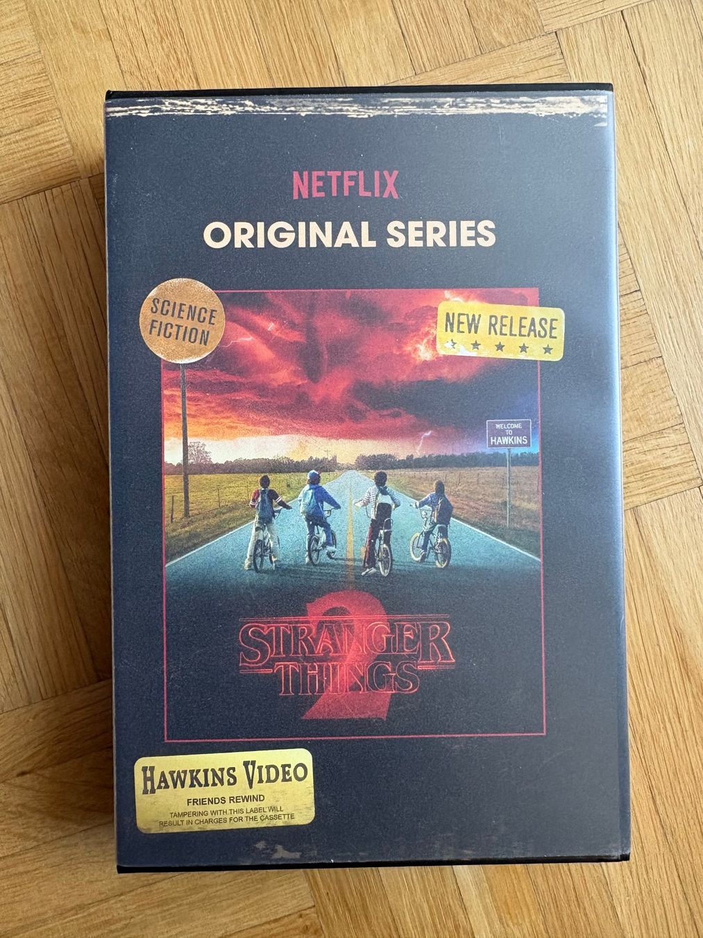 Tutti i DVDs: Stranger Things: Season 2 - Collector's Edition - Blu-ray – Nuovo (secondo la descrizione) da Zürich venduto da Malcom
