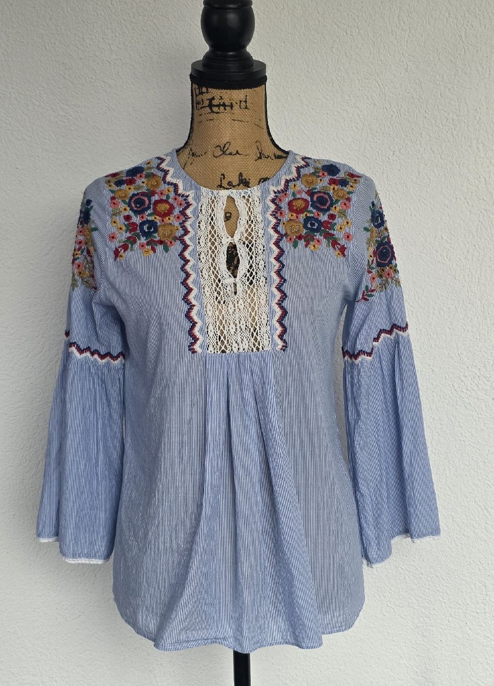 Zara Camicette: Zara Basic Bluse, Gr. M, blau gestreift, Blumenstickerei – Nuovo (secondo la descrizione) da Rheinsulz venduto da Gilea 1