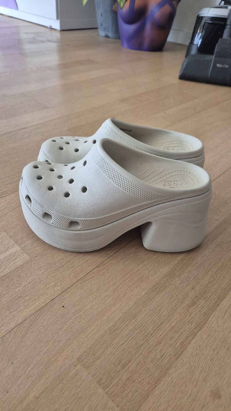 Scarpe da donna: Siren Crocs, kaum getragen – Usato da Schlieren venduto da ron_9lbw