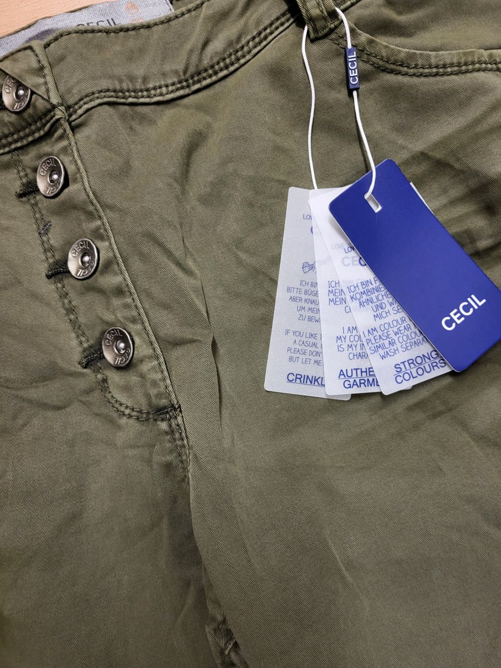 Cecil Pantaloni: Cecil Damenhose Olive,Neu,W36/L32(Gr.46) – Nuovo e nell'imballaggio originale da Avenches venduto da LGT1 1