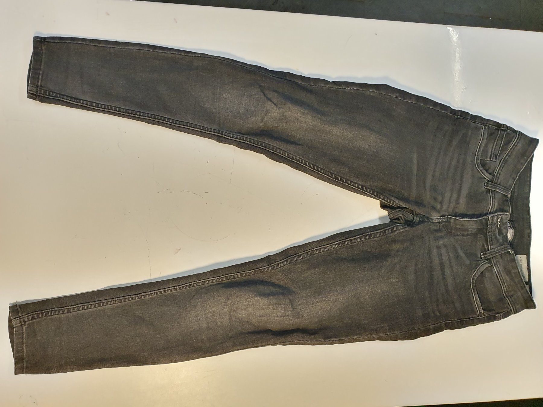 Vero Moda Jeans: Vero Moda Jeans schwarz grösse 30 – Usato da Zürich venduto da loosebone