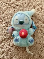 Süsser Stitch im Schlafanzug mit Donut