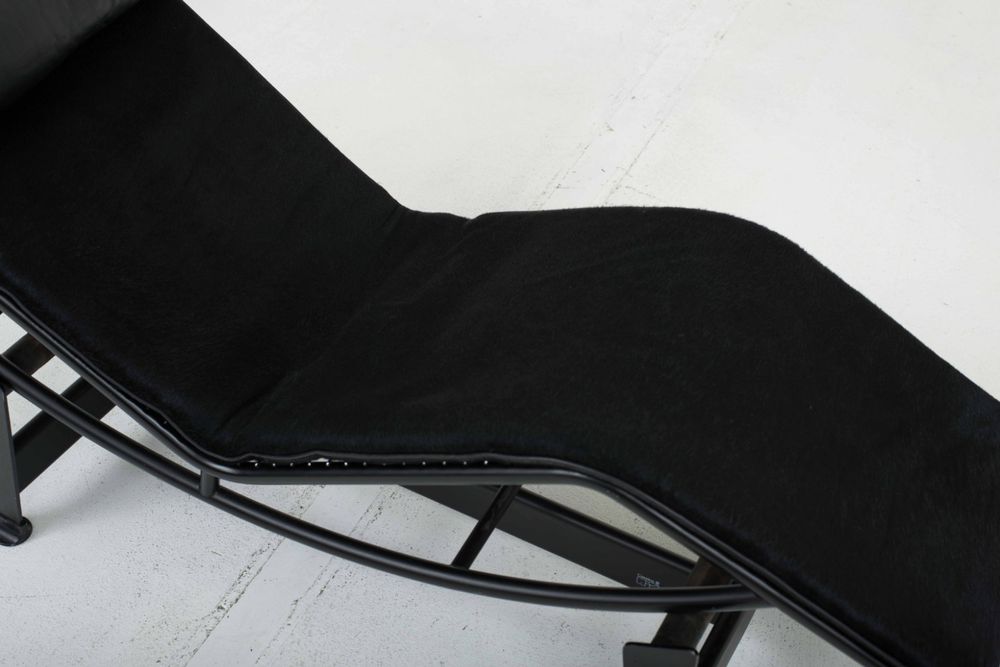 Cassina Sedie a sdraio: Cassina LC4 Chaise Longue von Le Corbusier, Fell Schwarz – Usato da Zürich venduto da STUZH38 5