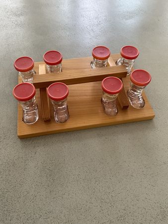 8 petits verres à Schnapps en forme de botte sur une taloche