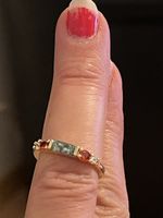 Jolie bague fine 58 sertie émeraude /cornaline neuve