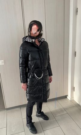 Schwarzer Wintermantel mit Gürtel und Kapuze, Grösse S/M