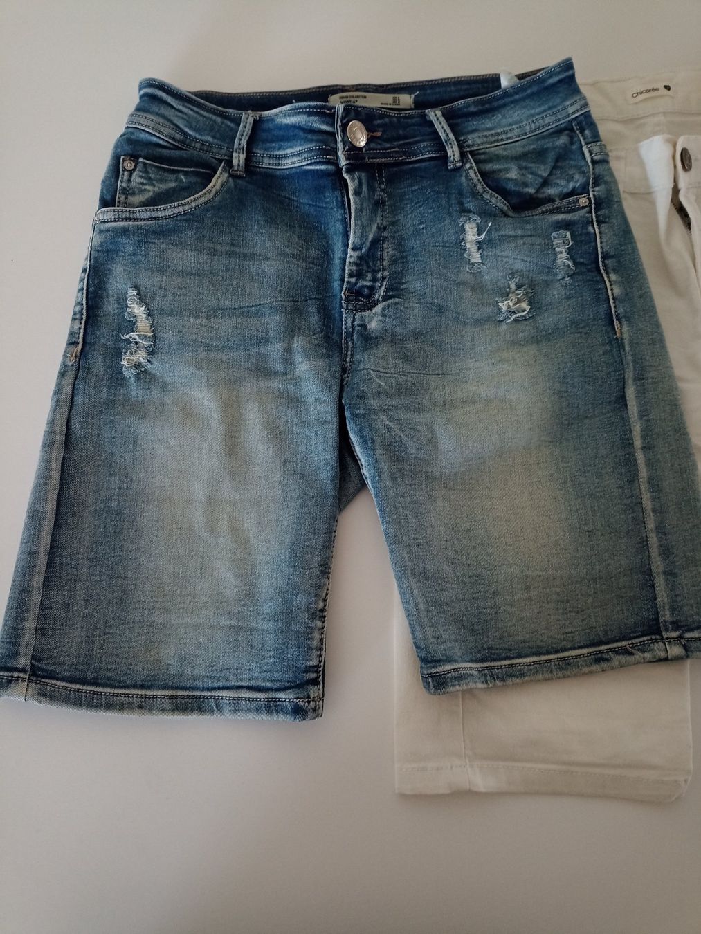 Pantaloni: 3 Bermudas gr.36 – Usato da Winterthur venduto da Husakeva 5