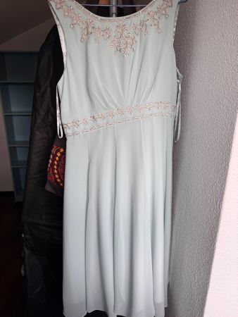 Abendkleid mintgrün Grösse 42 verziert mit Perlen