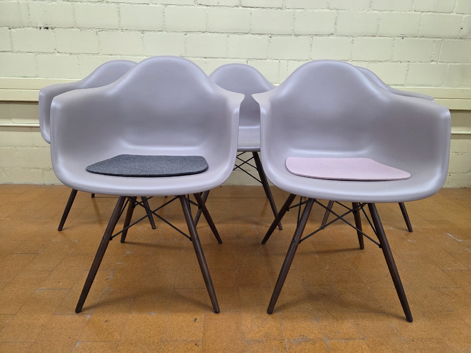 Vitra Sedie: 5 Designer Stühle Eames Vitra DAW in Mauvegrau – Usato da Lichtensteig venduto da Polsterwerk 4