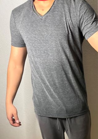Grauer T-Shirt