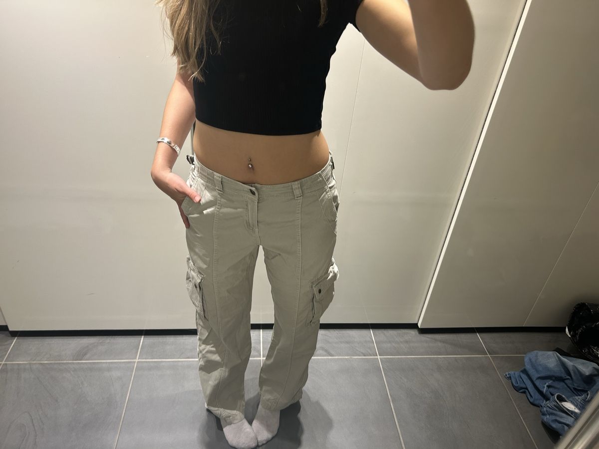 Bershka Pantaloni: Damen Cargo Hose – Usato da Niederurnen venduto da hee_s95t