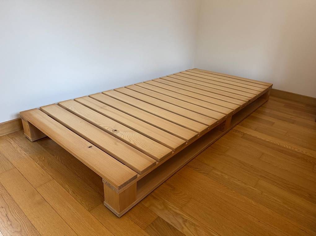 Betten: Massivholz Palletbett – Gebraucht aus Wettswil von anmabo