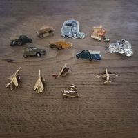 Lot pins émaillés véhicules vintage voitures camions avions 