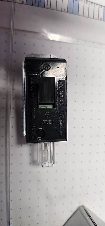 Toutes les pièces auto: AUDI 4E0947415A LED Einstieg Innenraumleuchte – D'occasion à Rottenschwil par MJA 1