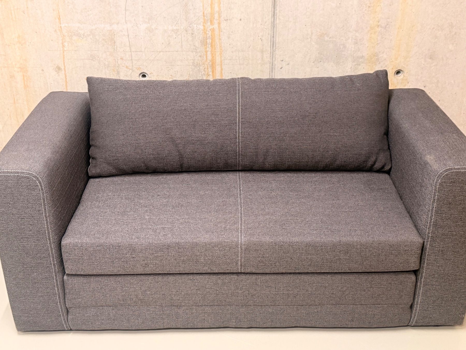 Sofas: Schlafsofa grau Stoff ausziehbar – Gebraucht aus Jona von Fenstermodus