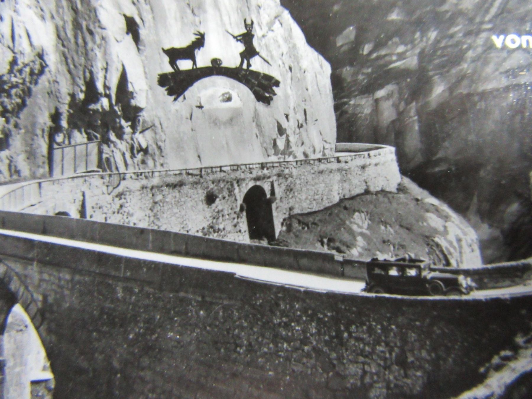 Cartoline postali: DIE SAGE VON DER TEUFELSBRÜCKE GOTTHARDSTRASSE OLDTIMER AUTO – Usato da Ettingen venduto da Hausi4711 1