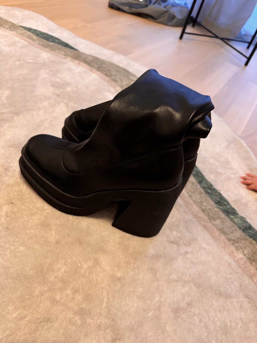 Scarpe da donna: Stiefel schwarz Plateau Blockabsatz Grösse 39 – Nuovo (secondo la descrizione) da Spreitenbach venduto da sve_lj5r 1