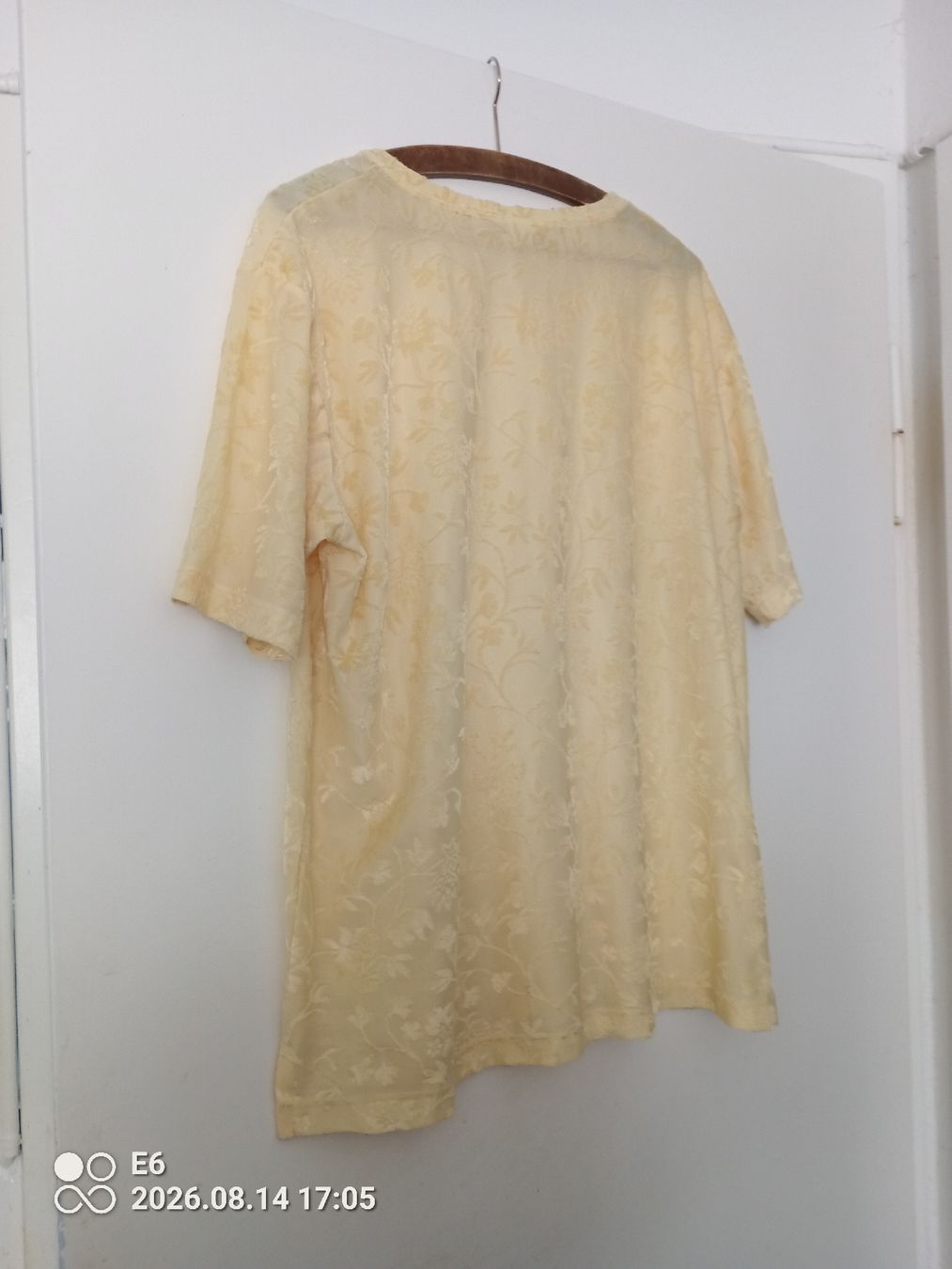 T-Shirts: Gelbes Shirt – Gebraucht aus Zürich von Mitzi6 1