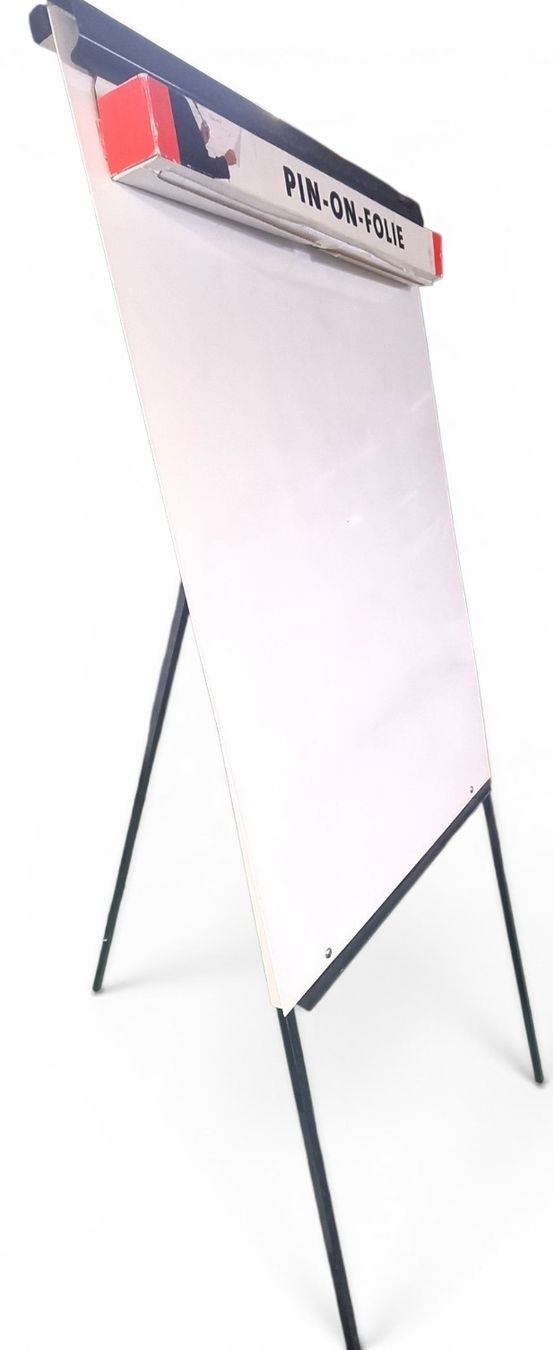 Ladenausstattungen & Messebau: Flipchart Ständer weiss mit Pin-On-Folie  – Gebraucht aus Zürich von Pinogaudio
