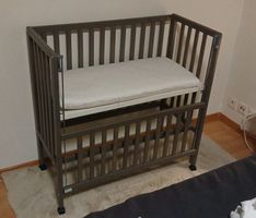 Babybett mit Matratze grau guter Zustand