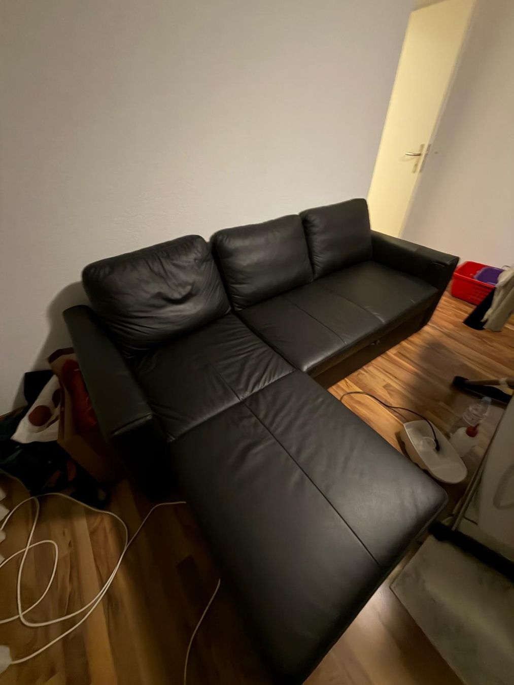 Divani: schwarzes Bettsofa in Leder mit Stauraum – Usato da Rickenbach b. Wil venduto da nat_b6cl