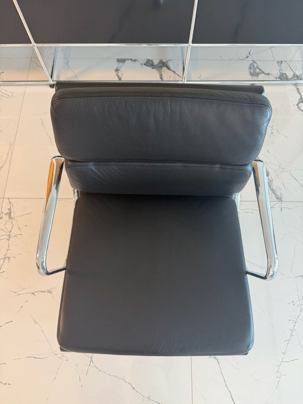 Vitra Sedie: Vitra EA 207 mit Rollen Leder Schwarz – Usato da Oberrieden venduto da Chelios7 3