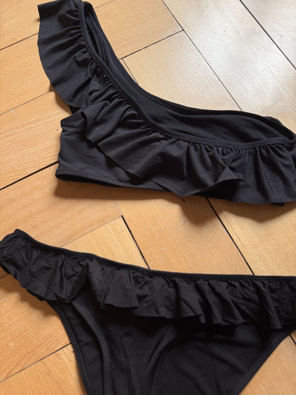 Badekleider & Bikinis: Bikini schwarz mit Volants M – Gebraucht aus Zürich von Diazaio 1