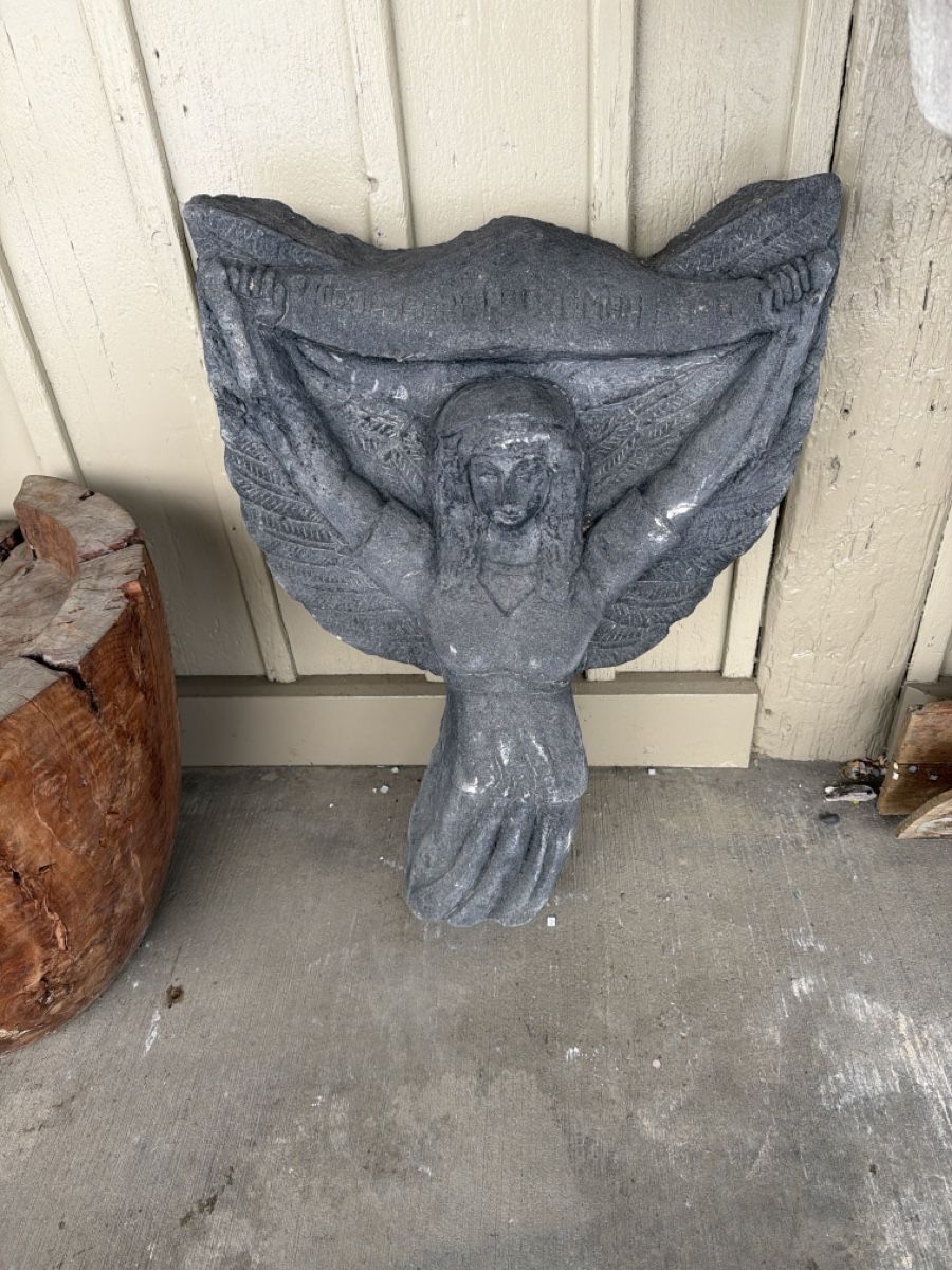 Statuette: Grosse Steinguss Statue - Engel mit Banner, Gartendeko – Nuovo (secondo la descrizione) da Ermatingen venduto da angels.east